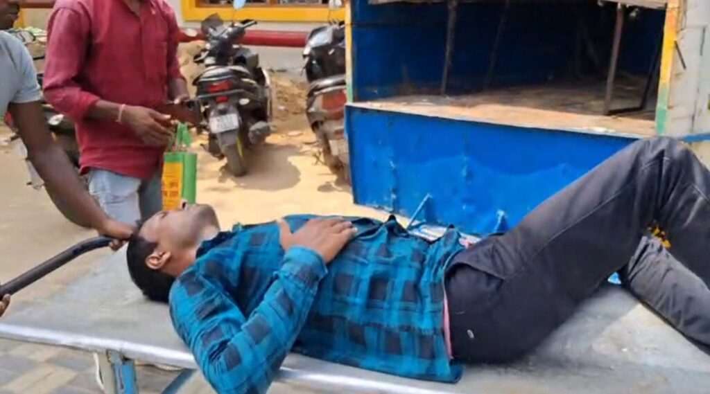স্টিয়ারিং বা নিয়ন্ত্রণ ব্যবস্থায় ত্রুটির আশঙ্কা, পিড়াকাটায় নয়নজুলিতে উল্টে গেল বাস।