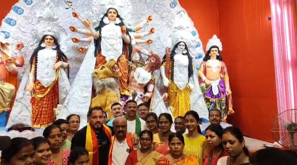 বেলুড়ের দুর্গাপুজোর উদ্বোধনে ফুটবল-চমক, একসঙ্গে অ্যালভিটো ডি’কুনহা ও হোসে ব্যারেটো।