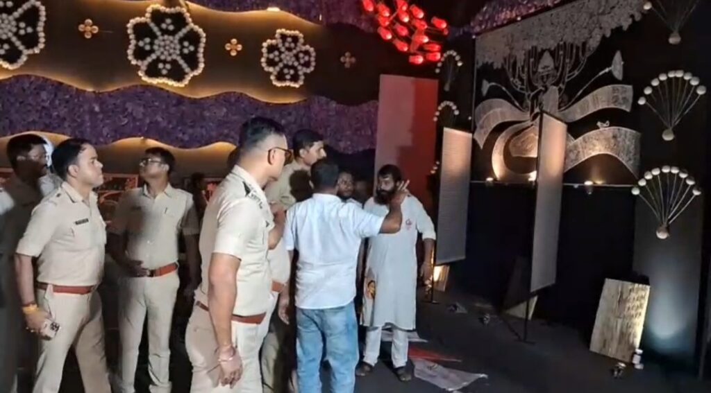 অগ্নিনির্বাপণ ব্যবস্থা থেকে প্রবেশপথ, ফালাকাটার পুজোমণ্ডপে নিরাপত্তা পরিদর্শন পুলিশের।