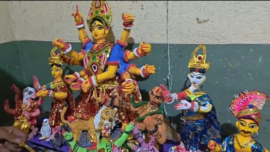 ছোট্ট হাতে মাটির জাদু, মালদার খুদে শিল্পী কিংশুকের তৈরি দুর্গাপ্রতিমা ঘিরে চর্চা।