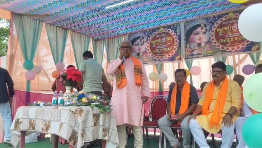 ফালাকাটার মালসাগাঁওয়ে দুর্গোৎসবের সূচনা, ফিতে কেটে ও প্রদীপ জ্বালিয়ে মণ্ডপের উদ্বোধন শিক্ষামন্ত্রীর।