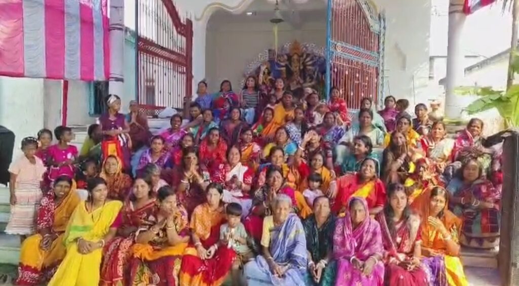 বামনগোলার হাঁসপুকুর গ্রামে নতুন উদ্যোগ, মহিলা সমিতির পরিচালনায় পাঁচ দিন ধরে চলবে দুর্গাপুজো।