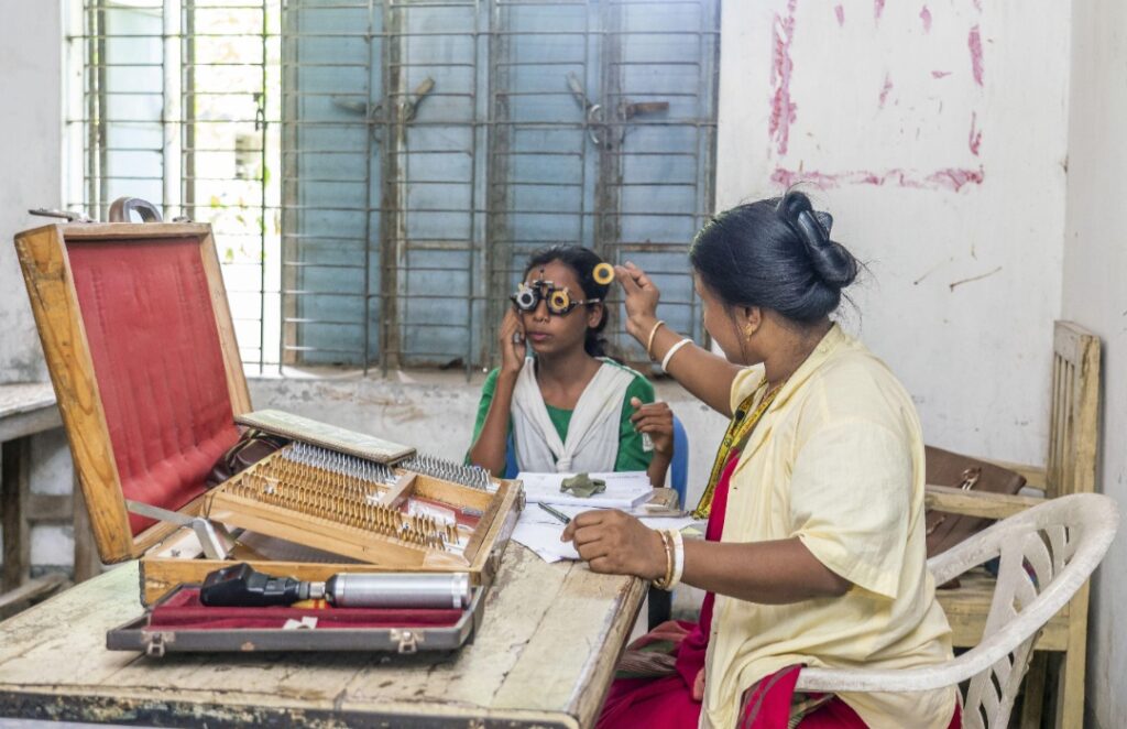 কাচের জানালায় আটকে থাকা আকাশ।
