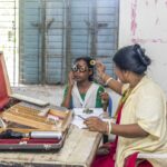 কাচের জানালায় আটকে থাকা আকাশ।