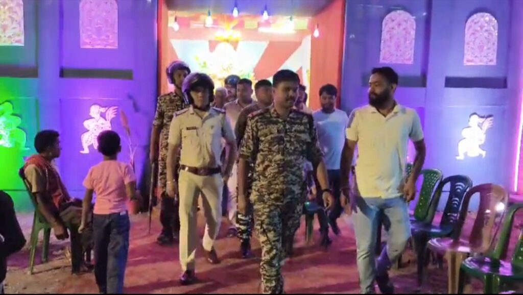পুজোর দিনগুলিতে অপ্রীতিকর ঘটনা এড়াতে বিশেষ নজরদারি, জটেশ্বরের গুরুত্বপূর্ণ এলাকায় পুলিশের টহল।