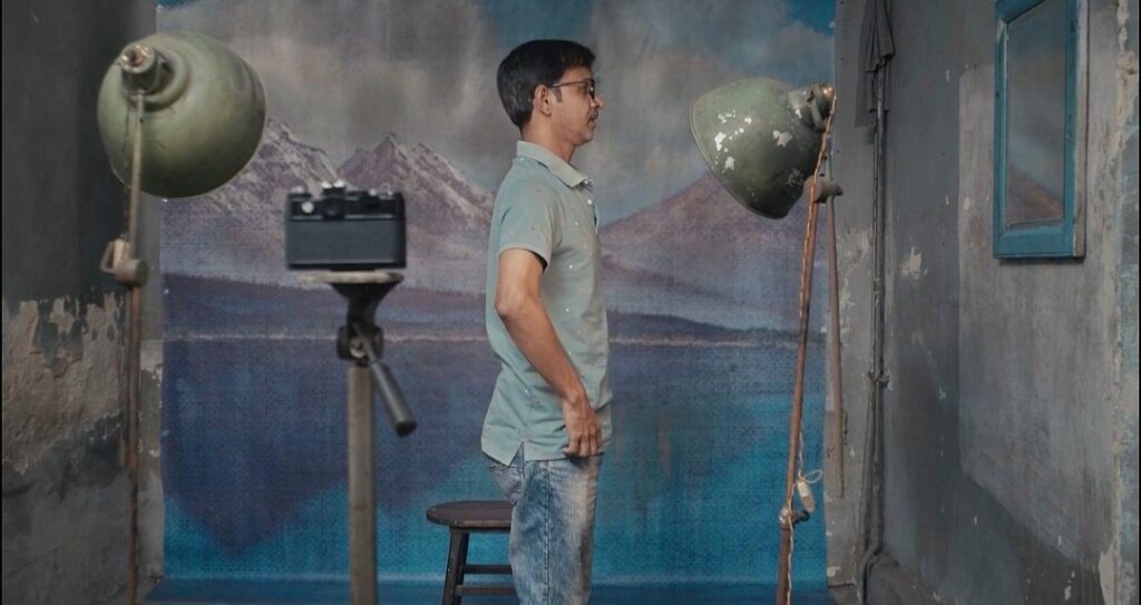 পুরোনো ছবির দোকানে শেষ বিকেল।