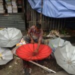 বৃষ্টির দিনে যে মানুষটি ছাতার দাম নিতেন না।