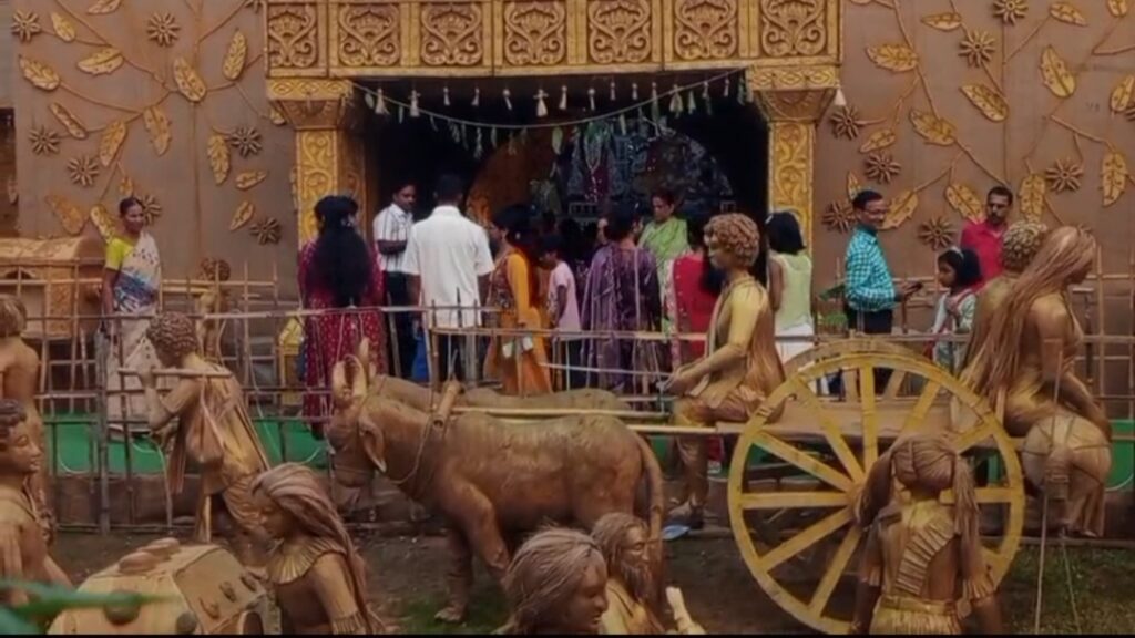 আধুনিকতার ভিড়ে হারিয়ে যাওয়া গ্রামবাংলাকে ফিরিয়ে আনছে হুমগড়ের দুর্গাপুজো, পঞ্চমী থেকেই ভিড়।