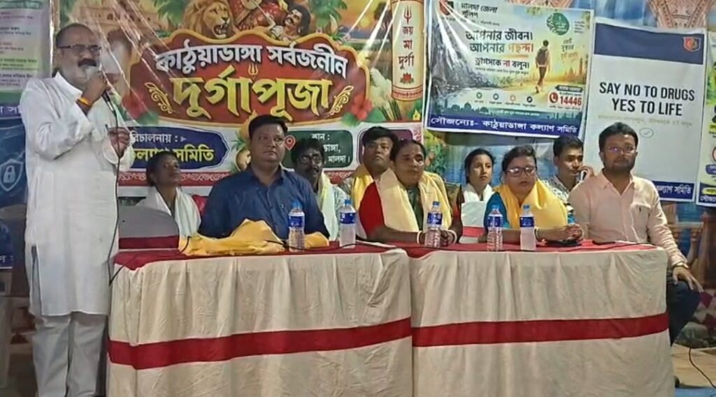 দুর্গাপুজোর আনন্দের সঙ্গে সমাজসেবার বার্তা, কাঠুয়াডাঙ্গায় দুঃস্থদের হাতে নতুন বস্ত্র তুলে দিল মহিলা সমিতি।