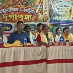 দুর্গাপুজোর আনন্দের সঙ্গে সমাজসেবার বার্তা, কাঠুয়াডাঙ্গায় দুঃস্থদের হাতে নতুন বস্ত্র তুলে দিল মহিলা সমিতি।