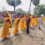 হলুদ শাড়িতে মহিলাদের ঘটযাত্রা, ঢাক-ঢোলের তালে হাঁসপুকুরে দুর্গাপুজোর শুভ সূচনা।