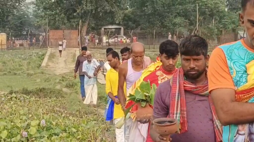 দেশভাগেও মুছে যায়নি পরম্পরা, কাঁটাতার পেরিয়ে ঘট ভরে শুরু তিলাসন জমিদার বাড়ির দুর্গোৎসব।