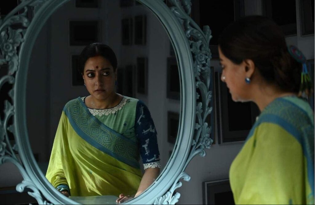 আয়নার ওপারে নিজের মুখ।