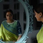 আয়নার ওপারে নিজের মুখ।