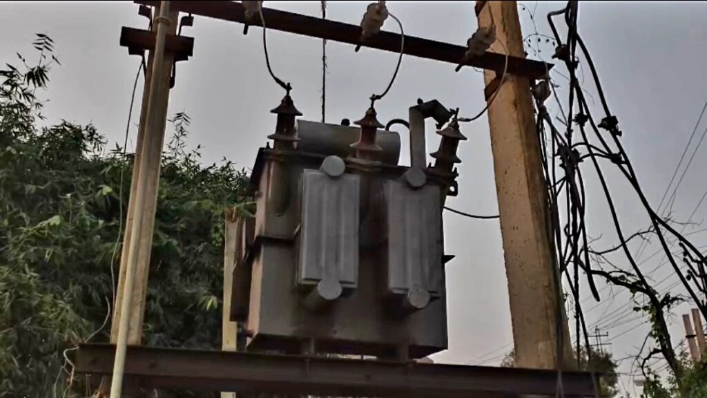 অবৈধ বিদ্যুৎ সংযোগ নিয়ে জরিমানার প্রসঙ্গ, বোমাবাজির পরামর্শের অভিযোগে অস্বস্তিতে বিদ্যুৎ দপ্তর।