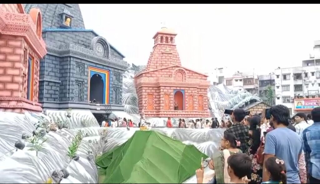 পুজোর ভিড়ে নিরাপত্তায় বিশেষ নজর, কলকাতার দুর্ঘটনায় নিহত ও আহতদের প্রতি সমবেদনা কল্যাণীর পুজো কমিটির।