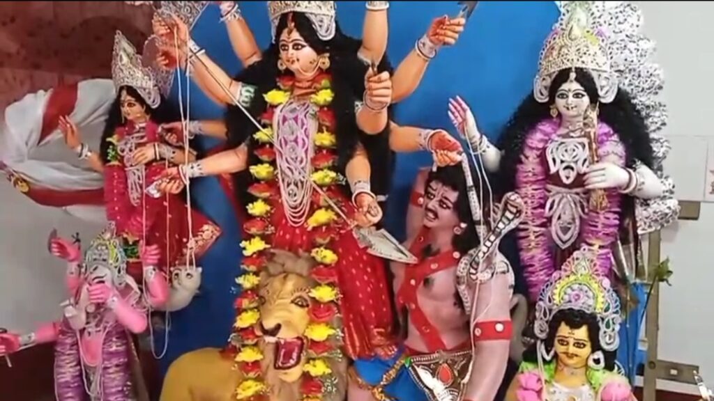 মৃত্যুশোকের মধ্যেও বন্ধ হয়নি দুর্গাপুজো, কুলপুরোহিতের পরামর্শে পরম্পরা রক্ষা সাহাবাড়িতে।