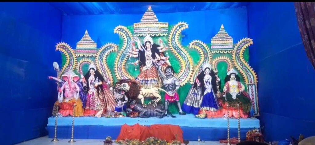সাবেকি রীতিতে দেবী আরাধনা, সঙ্গে সাংস্কৃতিক অনুষ্ঠান ও ক্রীড়া প্রতিযোগিতা—৬২ বছরে রবীন্দ্রনগরের পুজো।