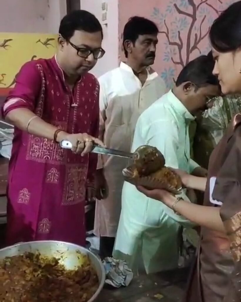 বনেদি ঐতিহ্যের বিবর্তন মণ্ডপসজ্জায়, ৬১তম বর্ষে বালুরঘাটের ত্রিধারা ক্লাবের দুর্গোৎসব।