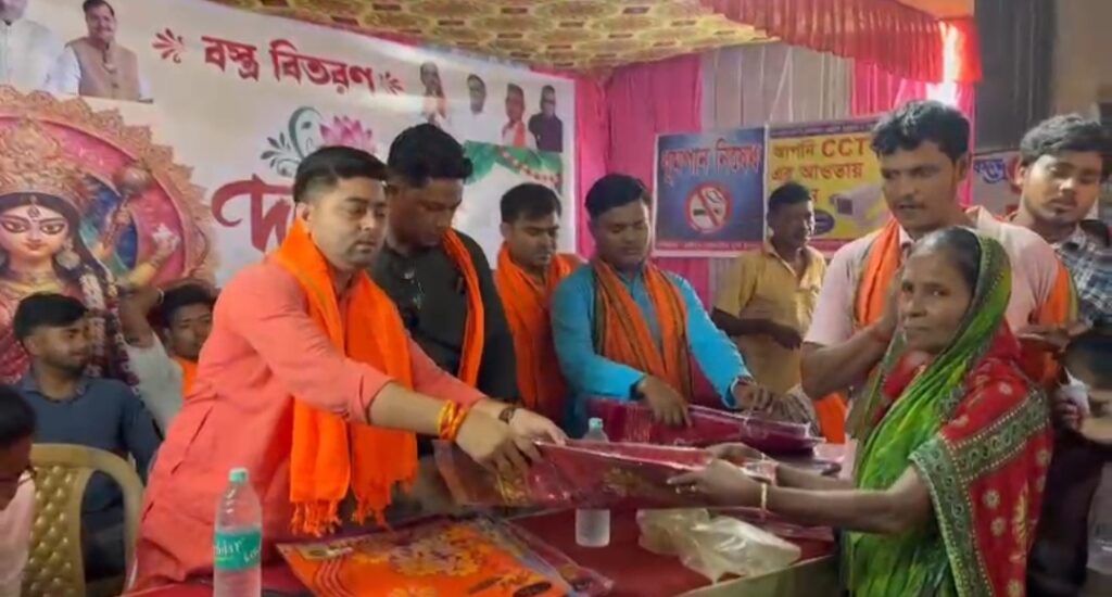 শোকাহত পরিবারের হাতে নতুন বস্ত্র, জাফরাবাদে শতাধিক মহিলার পাশে বিজেপি নেতা মানিক সরকার।