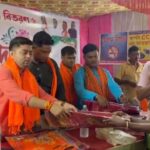শোকাহত পরিবারের হাতে নতুন বস্ত্র, জাফরাবাদে শতাধিক মহিলার পাশে বিজেপি নেতা মানিক সরকার।