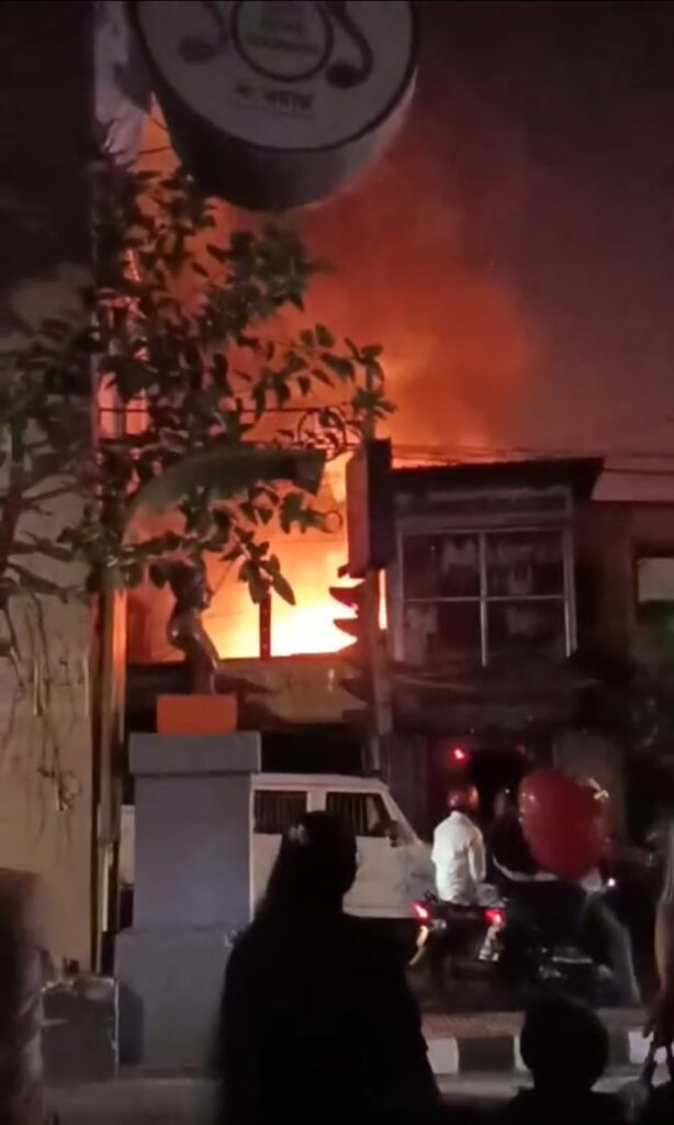 আগুনে পুড়ে ছাই দশকর্মার বহু দোকান, ক্ষতিগ্রস্ত ব্যবসায়ীদের রাজ্য সরকারের কাছে আর্থিক সাহায্যের আবেদন।