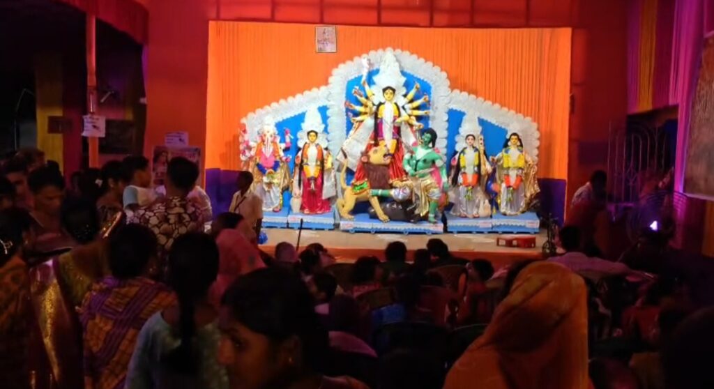 পুজোর মণ্ডপে সামাজিক সচেতনতার বার্তা, প্রবীণদের সম্মান জানিয়ে নজির গড়ল বিন্দুগ্রাম সার্বজনীন দুর্গাপুজো।