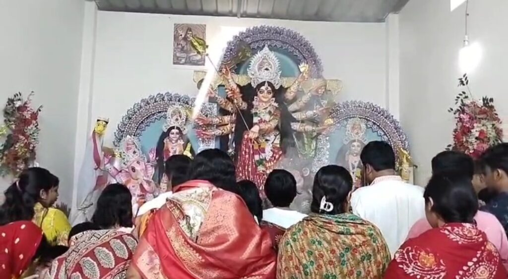 দুর্গাপুজোর শেষ দিনে বক্সীনগর তরুণ সংঘে উপচে পড়ল ভক্তদের ভিড়, আগামী বছরের অপেক্ষা।