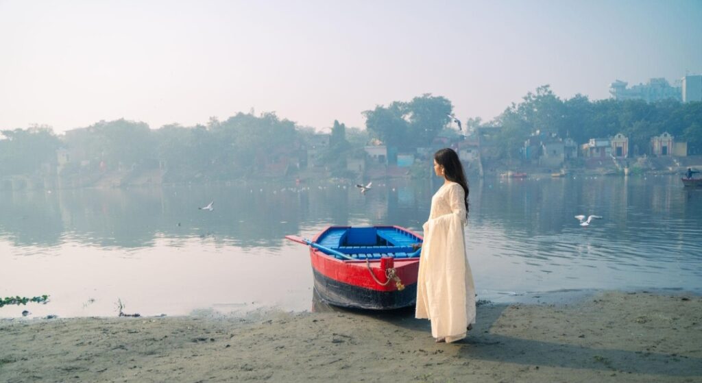 নীরব নদীর ওপারে নতুন ঠিকানা।।