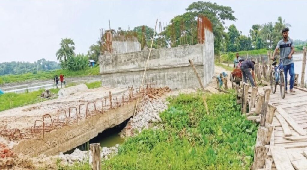 গল্প : মেঘলা দুপুরের সেই অসমাপ্ত সেতু।
