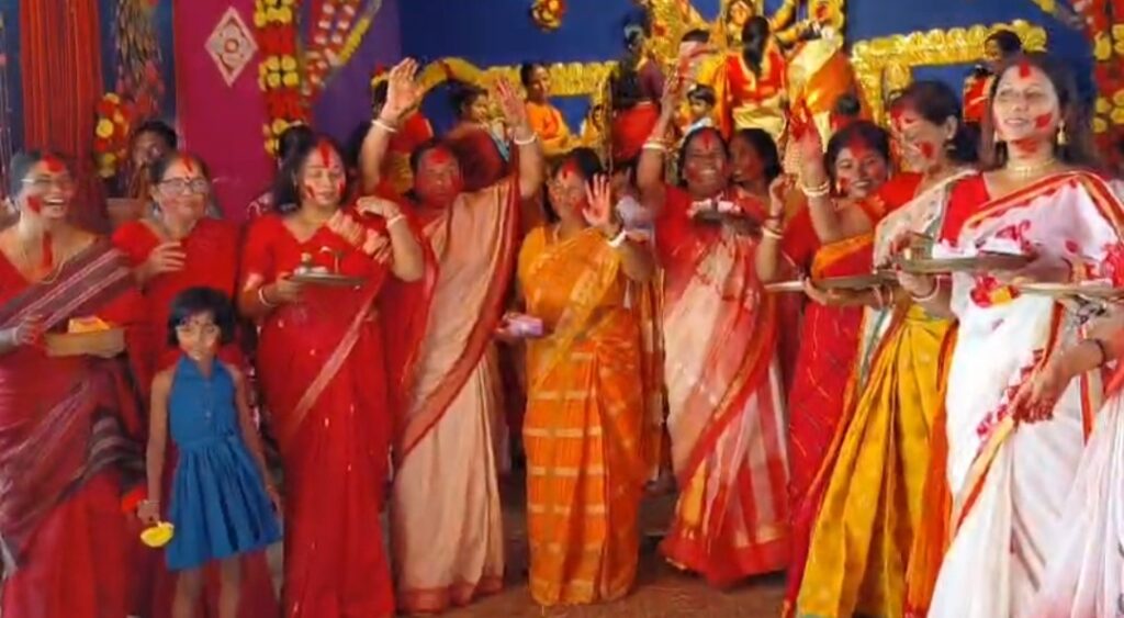লাল সিঁদুরে রঙিন বিজয়া দশমী, গাঙ্গুলিপুকুরপাড়ের মহিলা পরিচালিত দুর্গাপুজোয় উৎসবের আবহ।