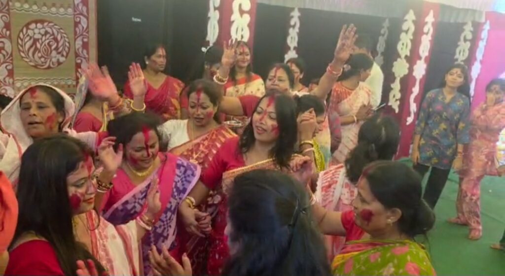 ঢাকের বাদ্যি আর উলুধ্বনিতে মুখর মালদার হরিশ্চন্দ্রপুর, সিঁদুর খেলায় ধরা পড়ল বাঙালির ঐতিহ্য।