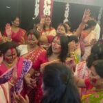 ঢাকের বাদ্যি আর উলুধ্বনিতে মুখর মালদার হরিশ্চন্দ্রপুর, সিঁদুর খেলায় ধরা পড়ল বাঙালির ঐতিহ্য।