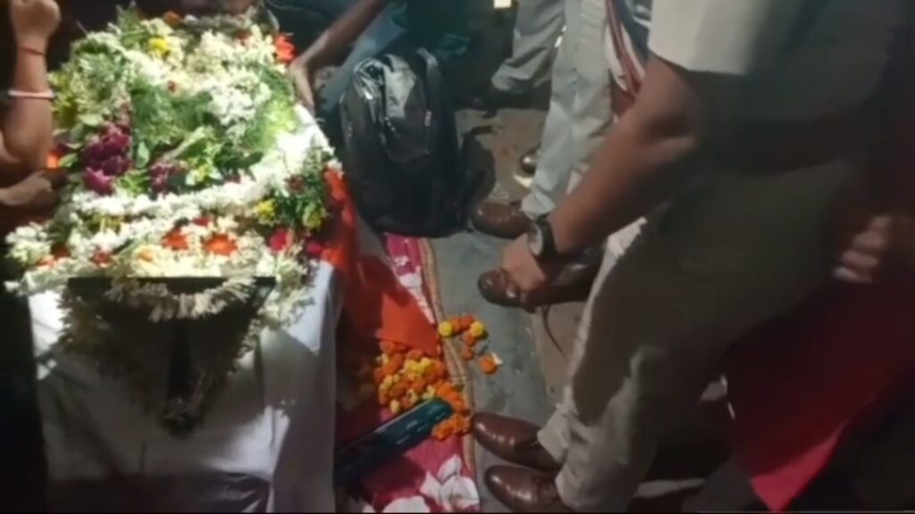 দুর্ঘটনায় প্রাণ গেল পুলিশকর্মীর, শোকস্তব্ধ পরিবারের সঙ্গে দেখা করে পাশে থাকার আশ্বাস পুলিশ সুপারের।