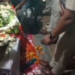 দুর্ঘটনায় প্রাণ গেল পুলিশকর্মীর, শোকস্তব্ধ পরিবারের সঙ্গে দেখা করে পাশে থাকার আশ্বাস পুলিশ সুপারের।