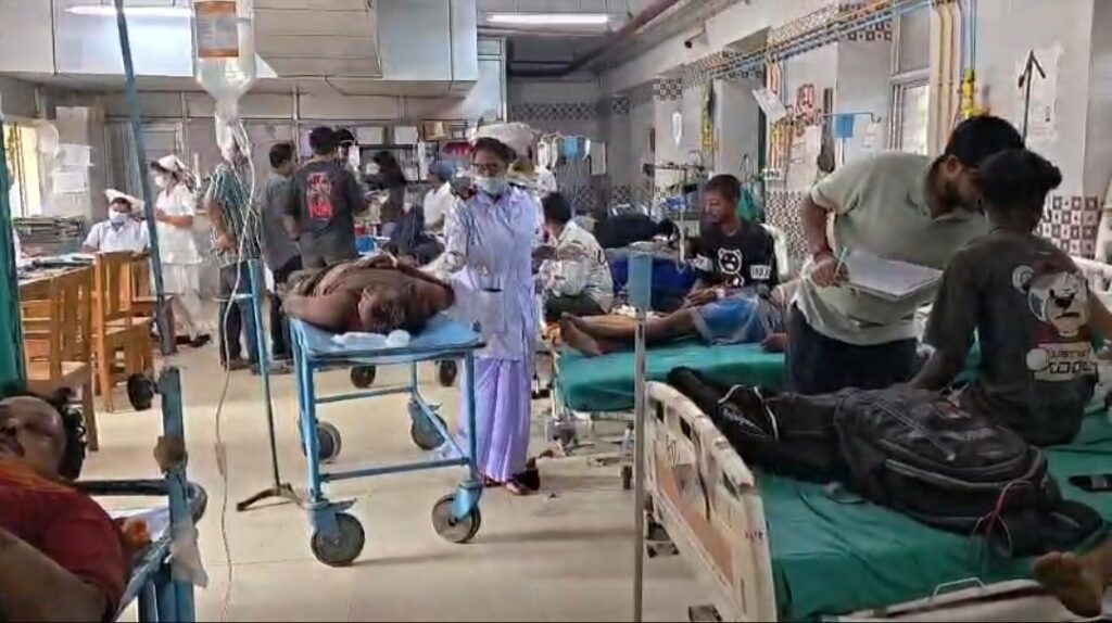 ভোরের অন্ধকারে খড়্গপুরে দুর্ঘটনা, যাত্রীবোঝাই পিকআপ ভ্যানের ধাক্কায় মৃত্যু, হাসপাতালে ১২ জন।