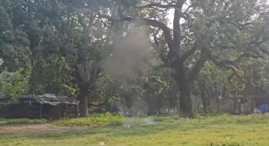 মালদার কালিয়াচকে রাস্তার উপর পড়ে দুটি তাজা বোমা, তদন্তে নেমেছে পুলিশ।