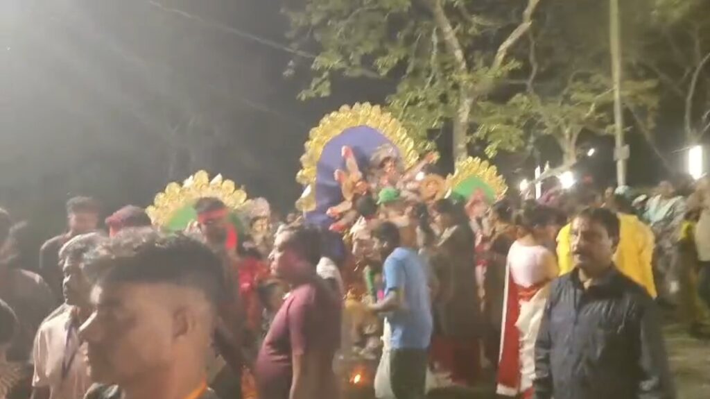 আলিপুরদুয়ারের মাদারিহাটে বিসর্জন ঘিরে তৎপরতা, ডুয়ার্সের বিভিন্ন প্রান্ত থেকে এল প্রতিমা।