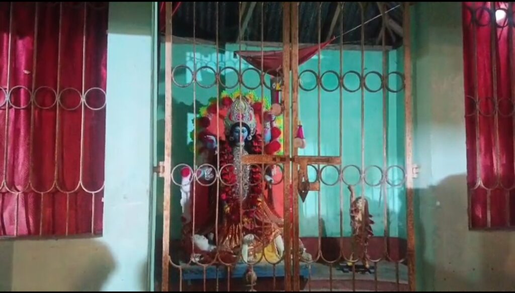 ১৩০ বছরের প্রাচীন ভান্ডানী পুজোয় মাতল বাইরাগুড়ি, চার হাতের দেবীমূর্তি দেখতে ভিড় দর্শনার্থীদের।