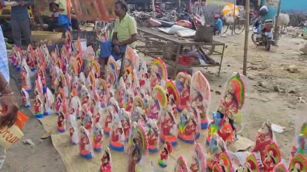 ছোট-বড় লক্ষ্মী প্রতিমায় সাজল আইহো বাজার, পুজোর প্রস্তুতিতে ব্যস্ত ক্রেতা-বিক্রেতারা।