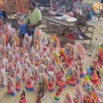 ছোট-বড় লক্ষ্মী প্রতিমায় সাজল আইহো বাজার, পুজোর প্রস্তুতিতে ব্যস্ত ক্রেতা-বিক্রেতারা।
