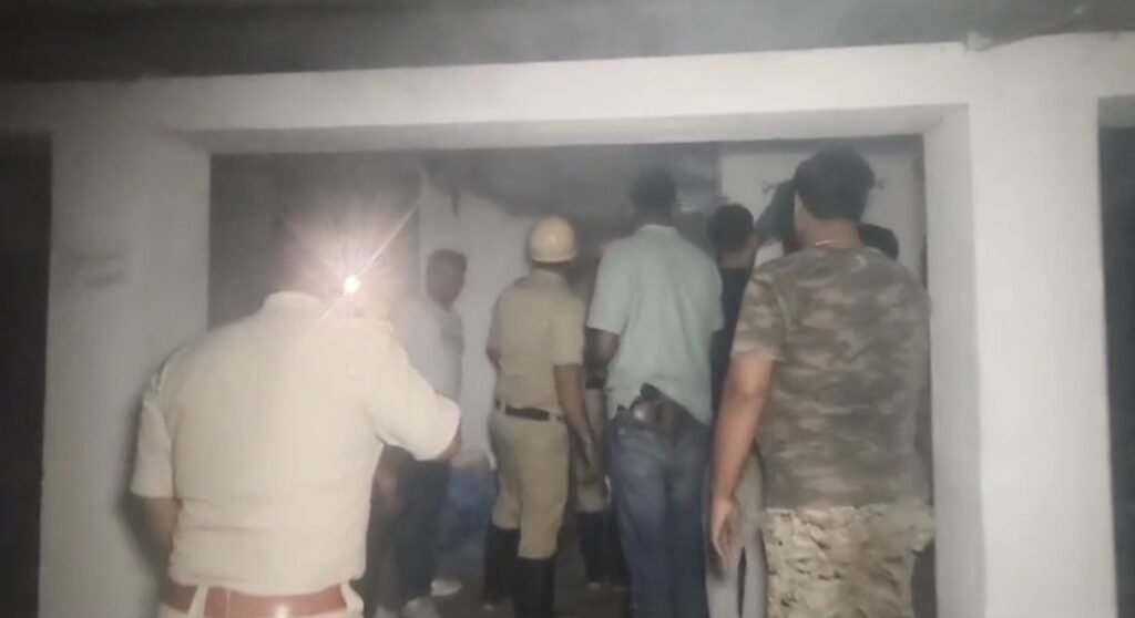 মাঝরাতে থানার ভিতরে আগুন, শর্ট সার্কিট থেকে অগ্নিকাণ্ডের প্রাথমিক অনুমান।