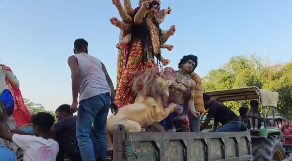 আবির, ব্যান্ডের বাজনা আর মিলনমেলা, খট্টিমারিতে বর্ণাঢ্য শোভাযাত্রায় দুর্গাপ্রতিমা বিসর্জন।