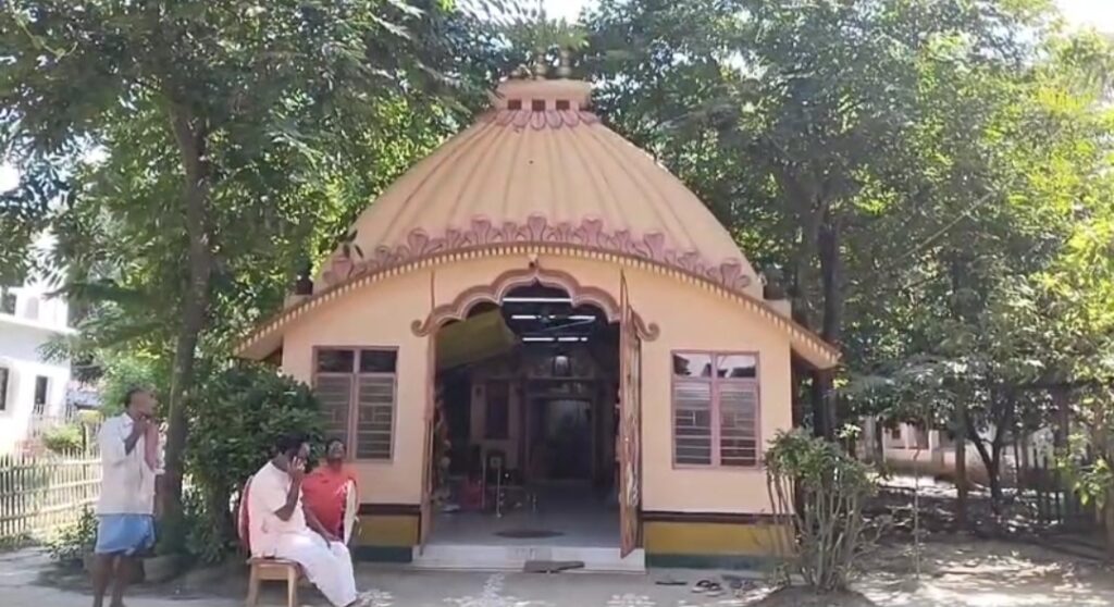 ১৬ উপাচার, ১০৮ বেলপাতায় যজ্ঞ! বামনগোলার গাঙ্গুরিয়া আশ্রমে বিশেষ রীতিতে মহালক্ষ্মী পুজো।