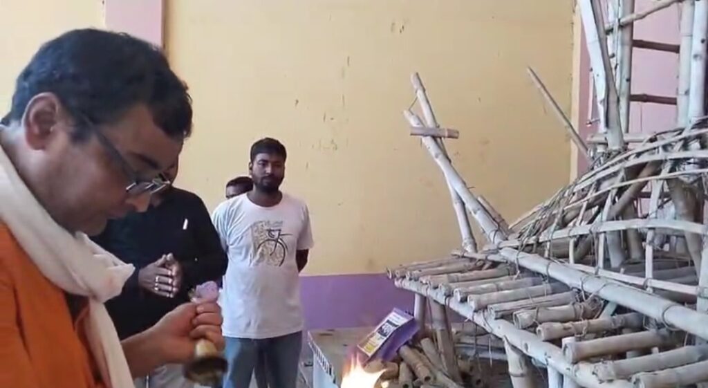 কাঠামো পুজো হতেই শুরু প্রতিমা নির্মাণ, মালদার আইহোতে এবারও বিশাল আয়োজনে সর্বজনীন কালীপুজো।