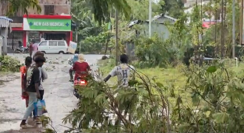 ঘূর্ণিঝড়ের আশঙ্কার মধ্যেই জেলায় ঝোড়ো হাওয়ার দাপট, বেলদা-দাঁতন-সহ একাধিক এলাকায় ক্ষয়ক্ষতি।