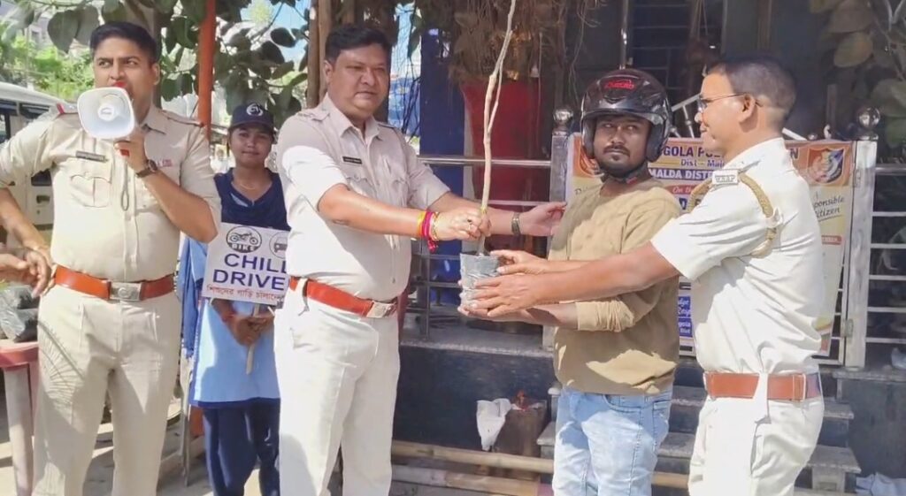 হেলমেটহীন বাইক চালকদের সতর্ক করল বামনগোলা পুলিশ, নিরাপদ যাতায়াতের বার্তা ‘সেফ ড্রাইভ সেভ লাইফ’-এ।