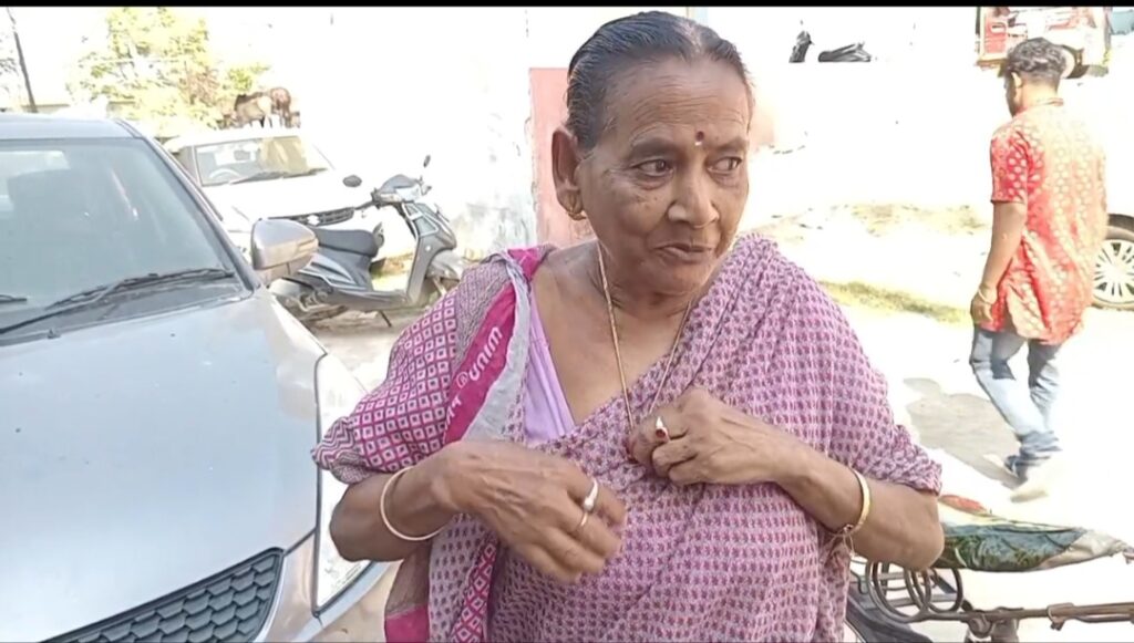 মালদা শহরে ফের সোনার চেন ছিনতাইয়ের অভিযোগ, প্রবীণ মহিলার গয়না ছিনিয়ে পালানোর চেষ্টা যুবকের।
